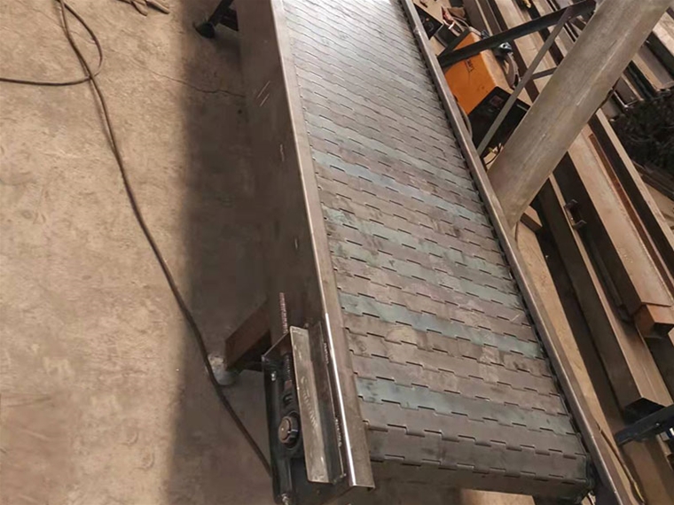 鏈板輸送機